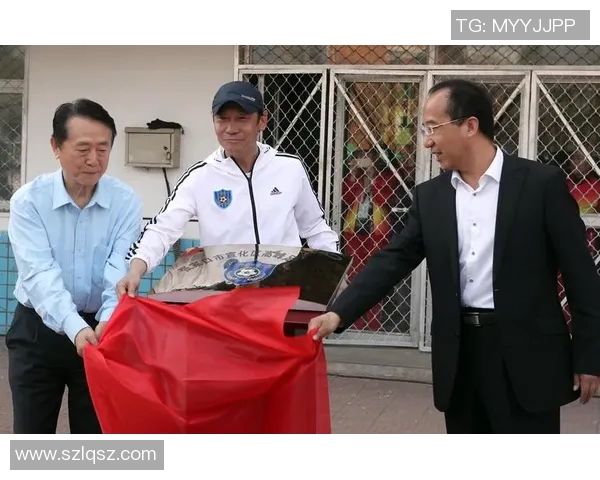 足球明星高峰携手众多艺人参与精彩综艺节目展现多才多艺的魅力与风采 足球明星高峰携手众多艺人参与精彩综艺节目展现多才多艺的魅力与风采